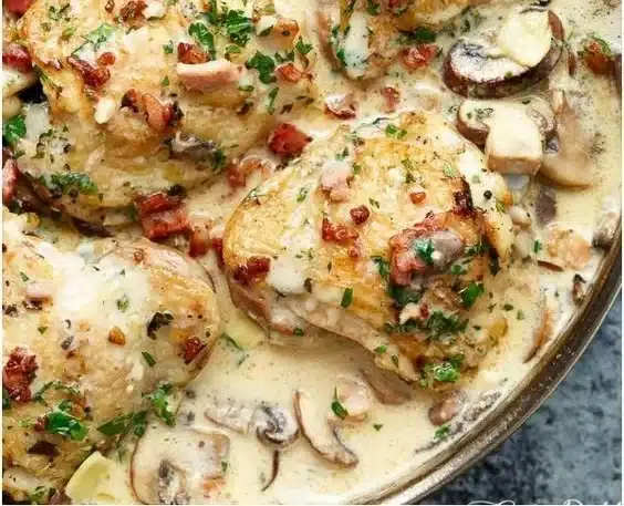 Creamy garlic mushrooms & bacon | Homemade mushroom chicken dish, Mushroom-topped chicken dish, Chicken and mushrooms
